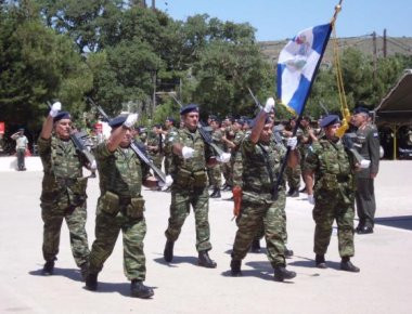 Απρόοπτο στην παρέλαση της Θεσσαλονίκης με τους Εθνοφύλακες: Κόπηκε η ελληνική σημαία (βίντεο)